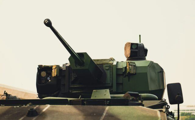 Ein Militärfahrzeug als Symbol für Rüstung und Militär